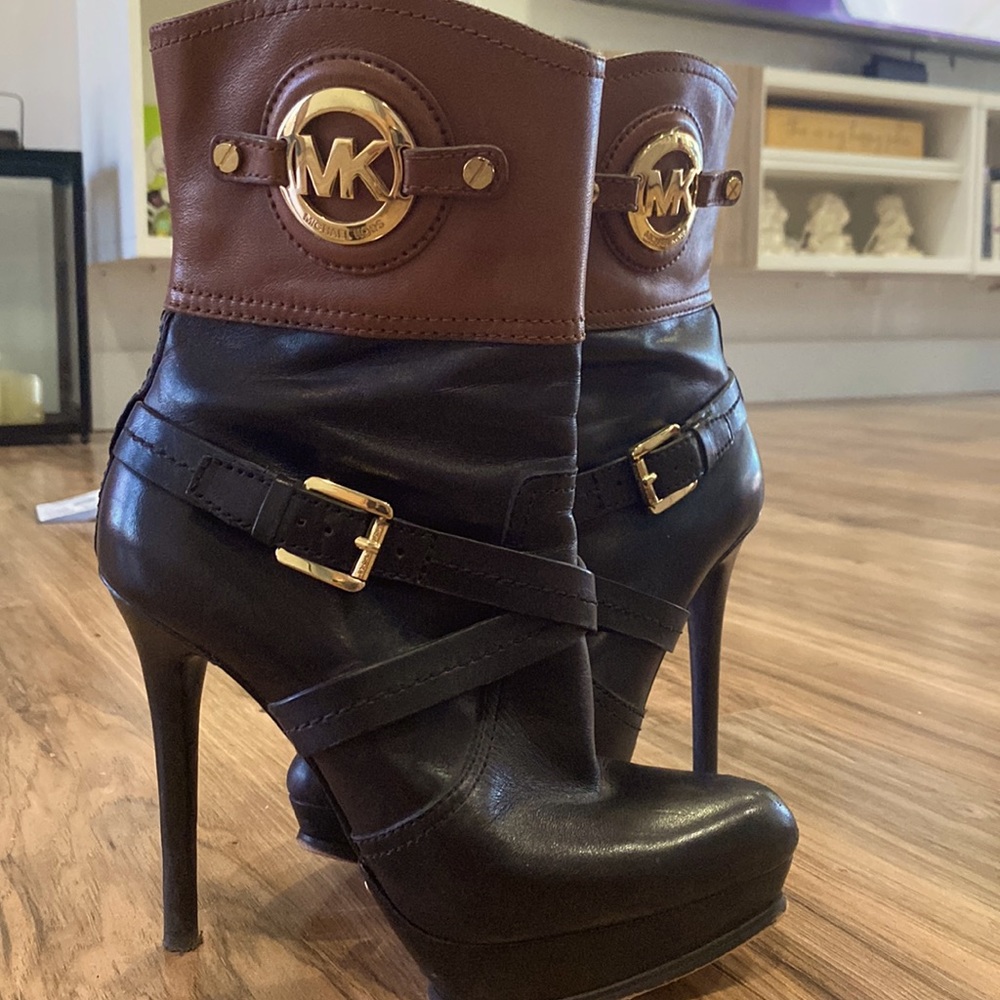 Micheal Kors AA13G Black Platform 5” Heel Leather Boot Size 7